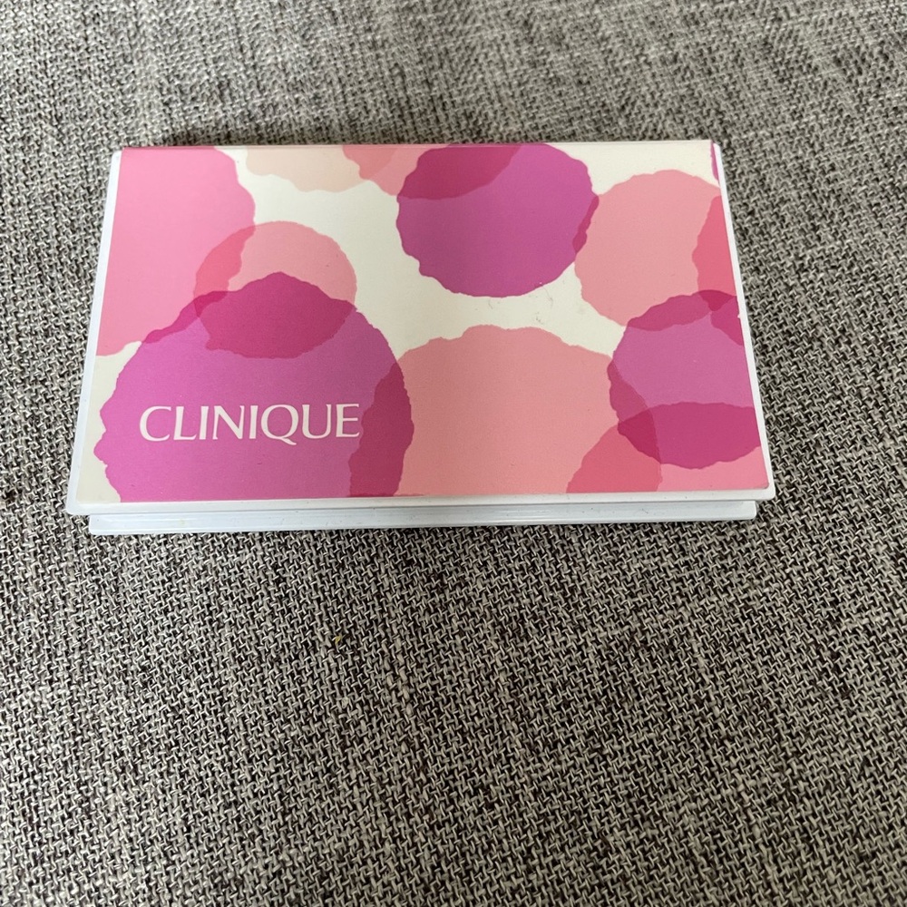Clinique Colour Surge Soft Shimmer Eyeshadow 
Disco pink Sugar Sugar Coffee Shop